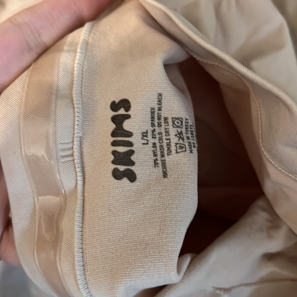 SKIMS MATERNITY SCULPTING SHORT MID THIGH - Picture 4 of 12